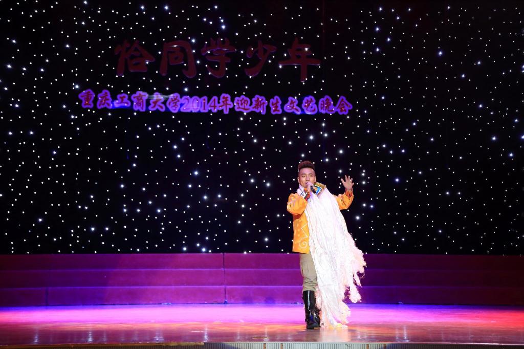 来自西藏的2014级新生尼玛扎西演唱藏族歌曲