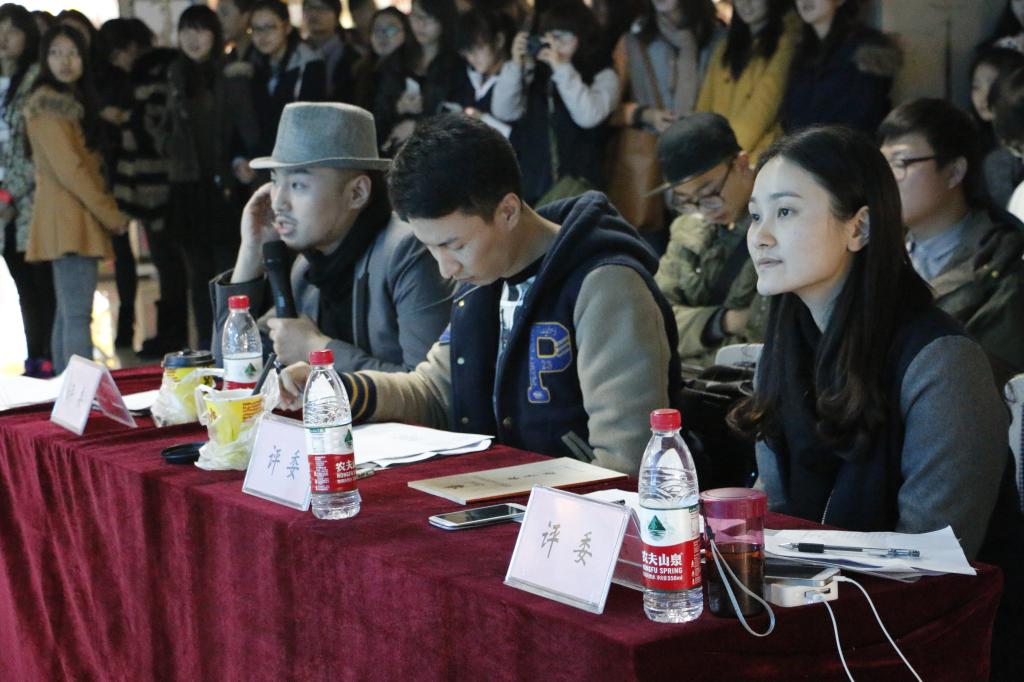 评委们认真听选手歌唱