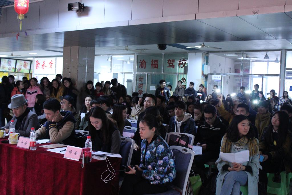 观众们欣赏选手的精彩演唱