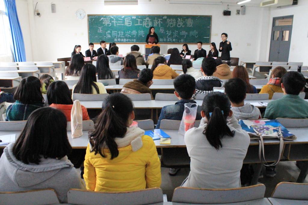 观众们认真听辩手们辩论