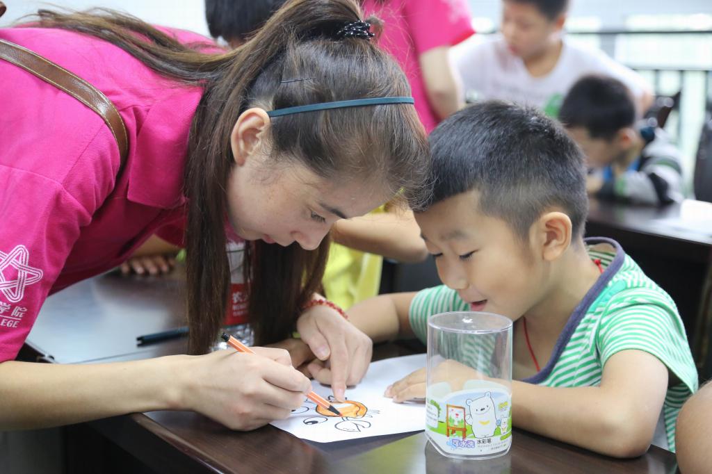 志愿者向小朋友讲解彩绘知识