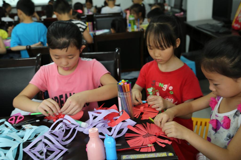 小朋友们认真地制作手工艺品