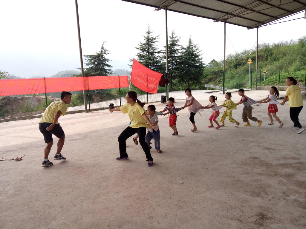 志愿者们和小朋友们一起做游戏