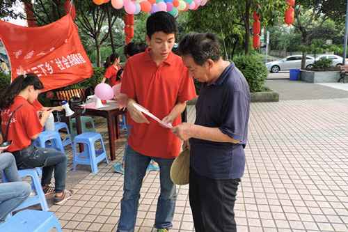 实践团成员对家长们提出的问题都耐心的解答