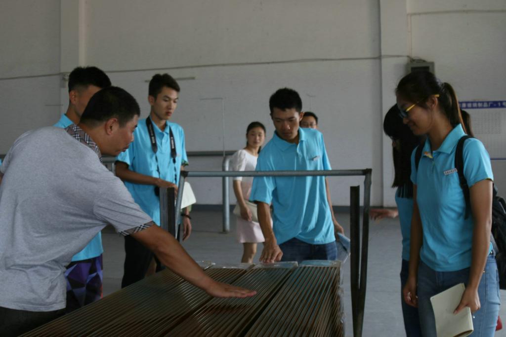 实践团成员实地感受玻璃瓶半成品温度