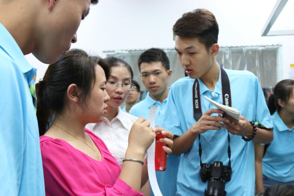 重庆市锐升电子有限公司经理李琼为实践团耐心介绍生产零件