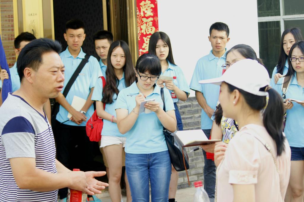 村委会谭主任为实践团成员耐心讲解新农村建设情况