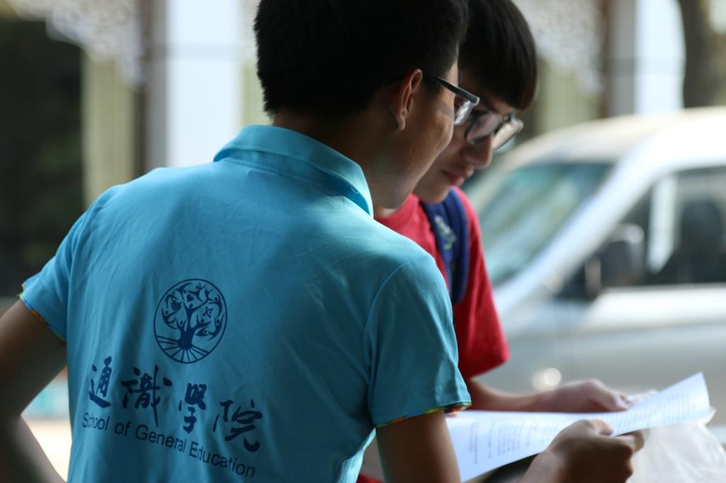 社会实践团成员耐心向当地居民讲解“全面依法治国”内容